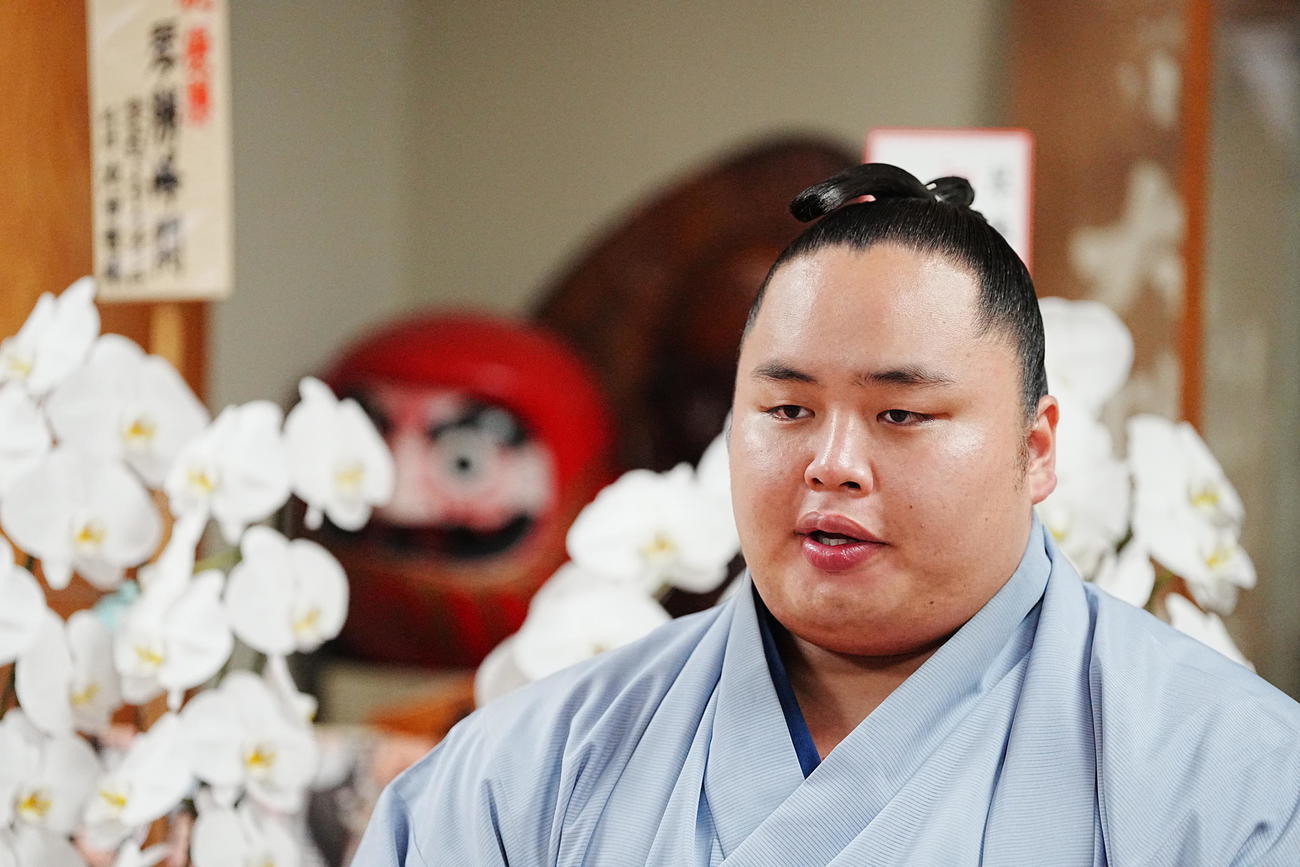 会見で秋場所への抱負を語る名古屋場所優勝の琴勝峰（撮影・小沢裕）