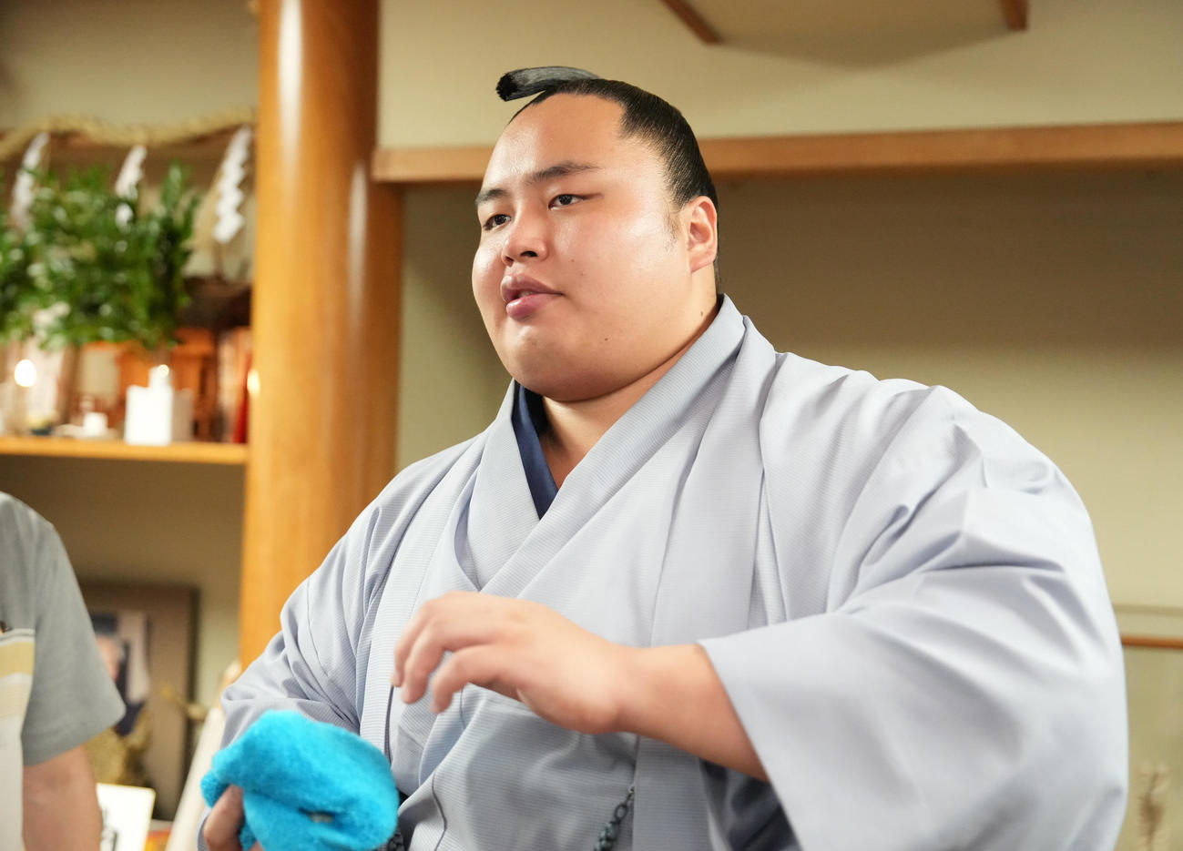 会見を終えリラックスした表情で談笑する名古屋場所優勝の琴勝峰（撮影・小沢裕）
