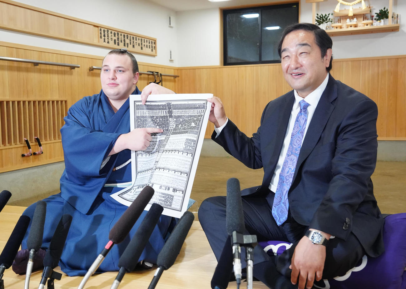 番付表の自身のしこ名を指さす安青錦（左）。右は安治川親方（撮影・江口和貴）