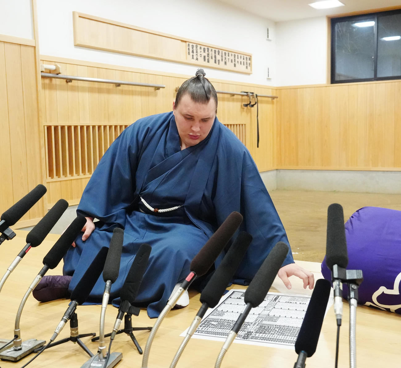 番付表を見つめる安青錦（撮影・江口和貴）