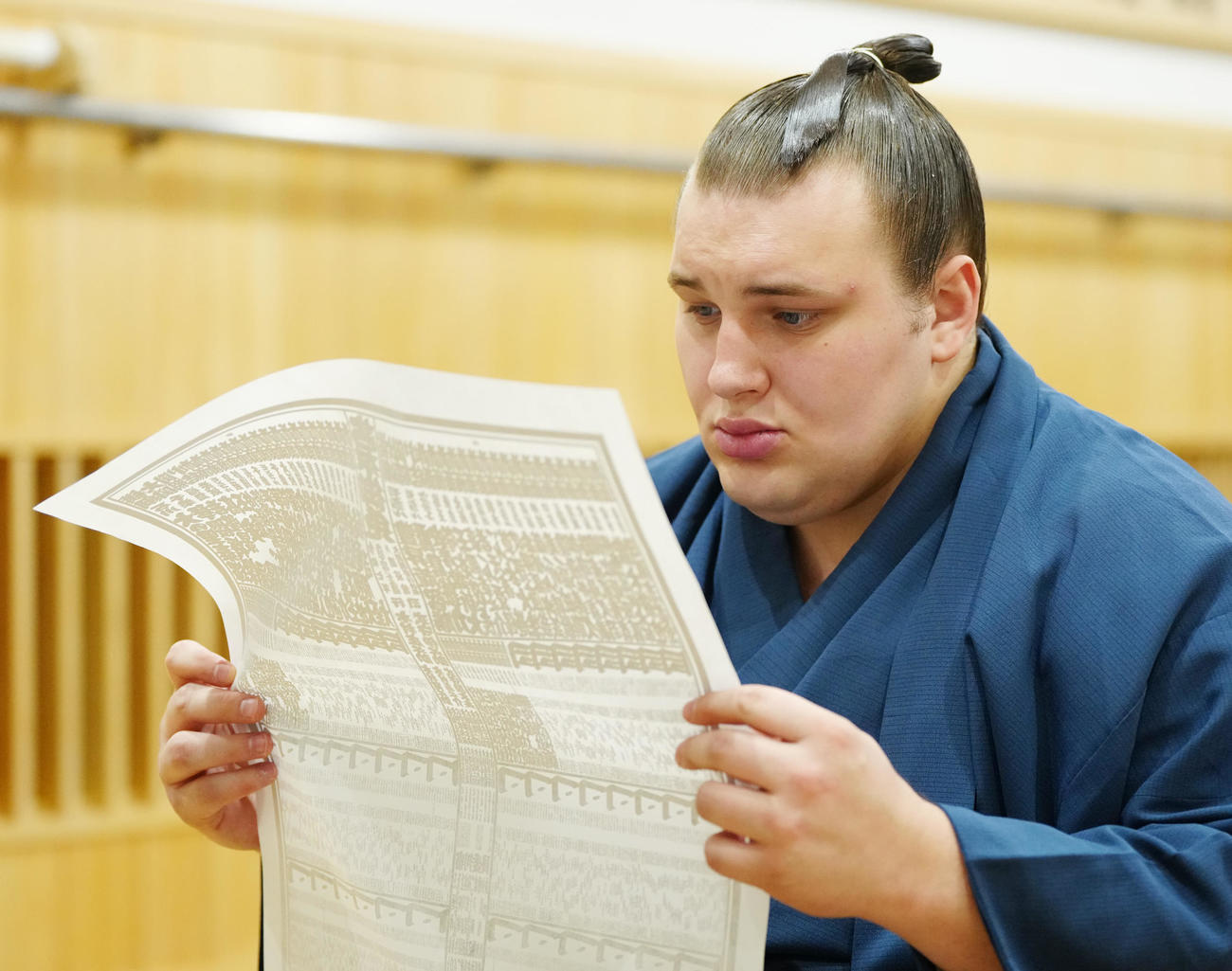 番付表を見つめる安青錦（撮影・江口和貴）