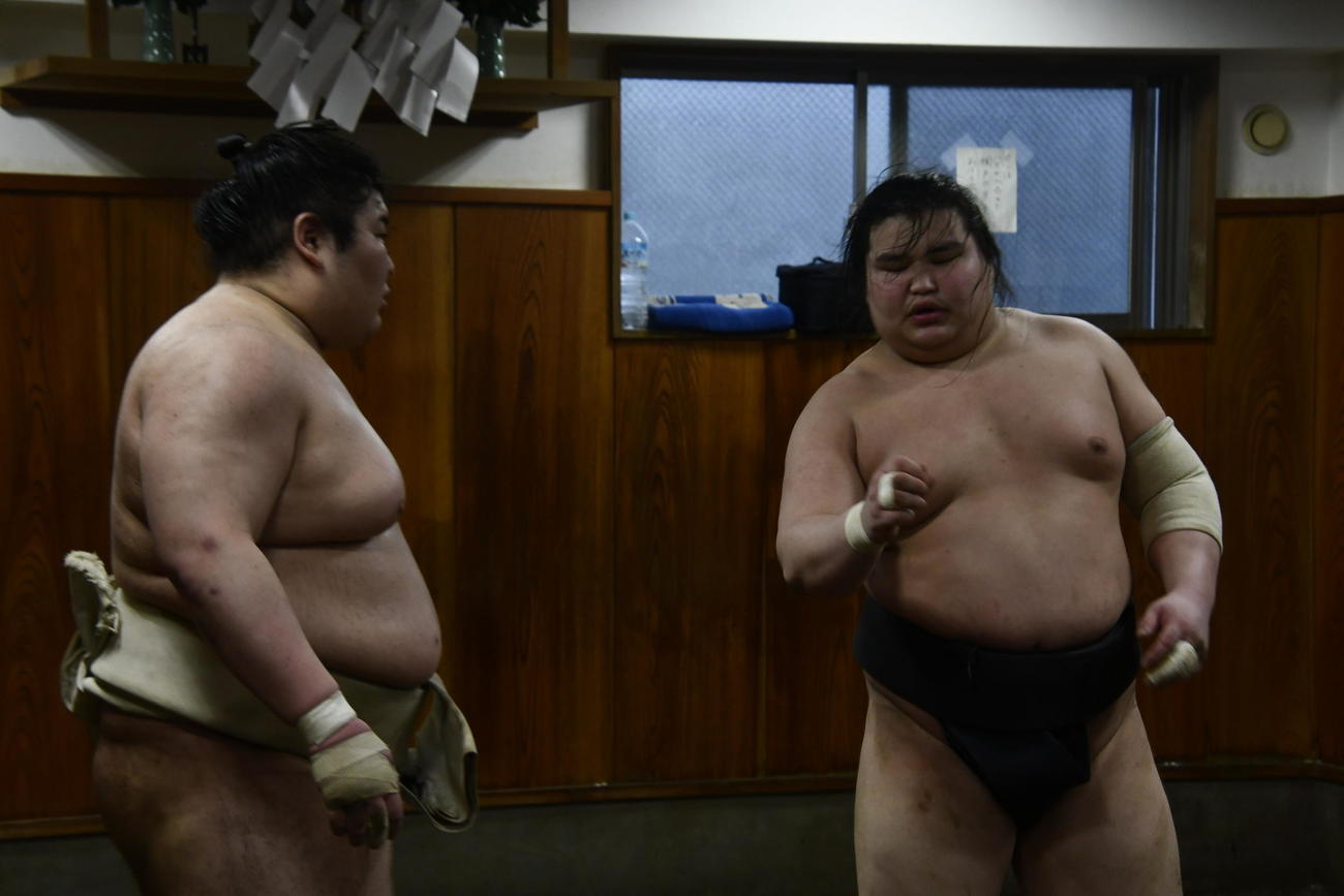 熱海富士（左）と相撲談義するバトツェツェゲ・オチルサイハン（2023年撮影）