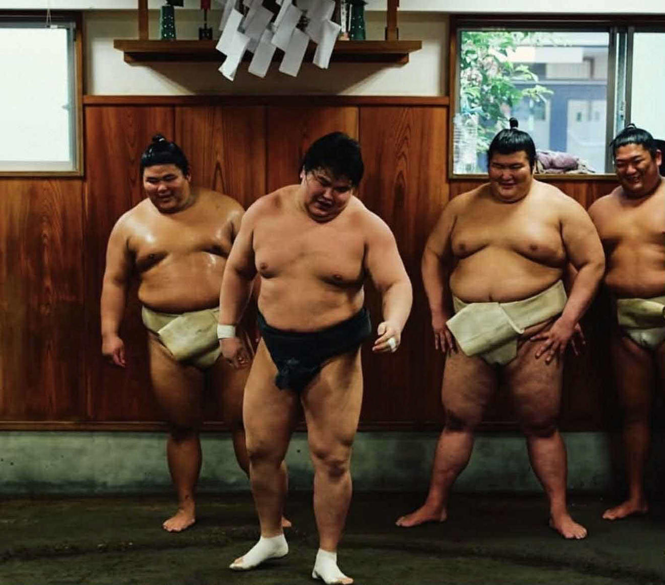 後列左から伯桜鵬、熱海富士、尊富士に見守られ稽古に励むオチルサイハン（手前）