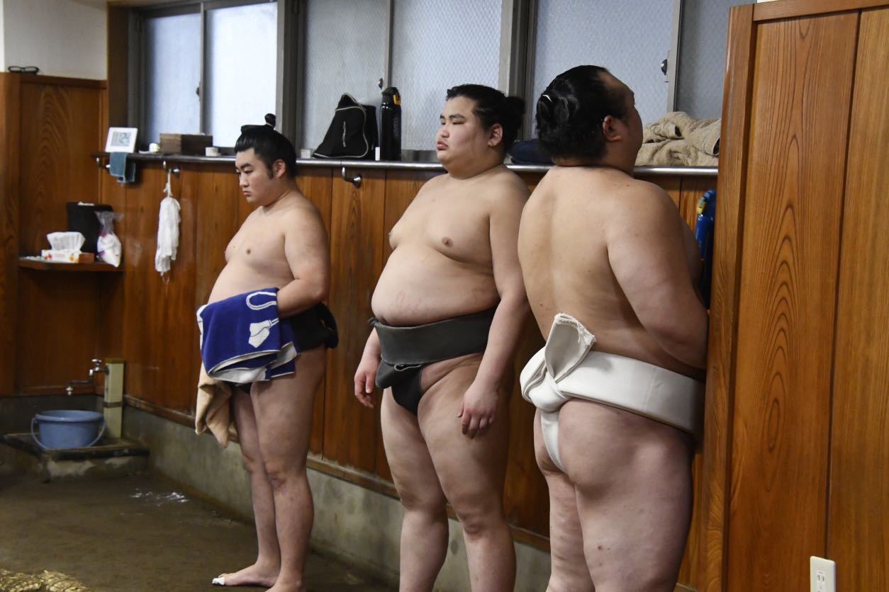 伊勢ケ浜部屋で稽古するバトツェツェゲ・オチルサイハン（左から2人目）（2023年撮影）
