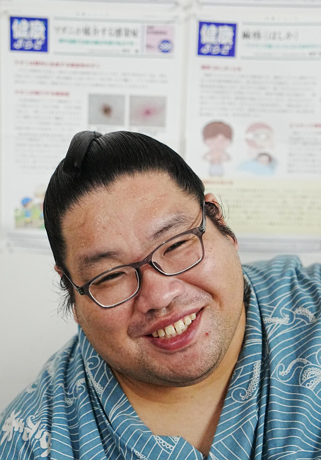 健康診断を終えリラックスした表情で報道陣と談笑する錦木（撮影・小沢裕）