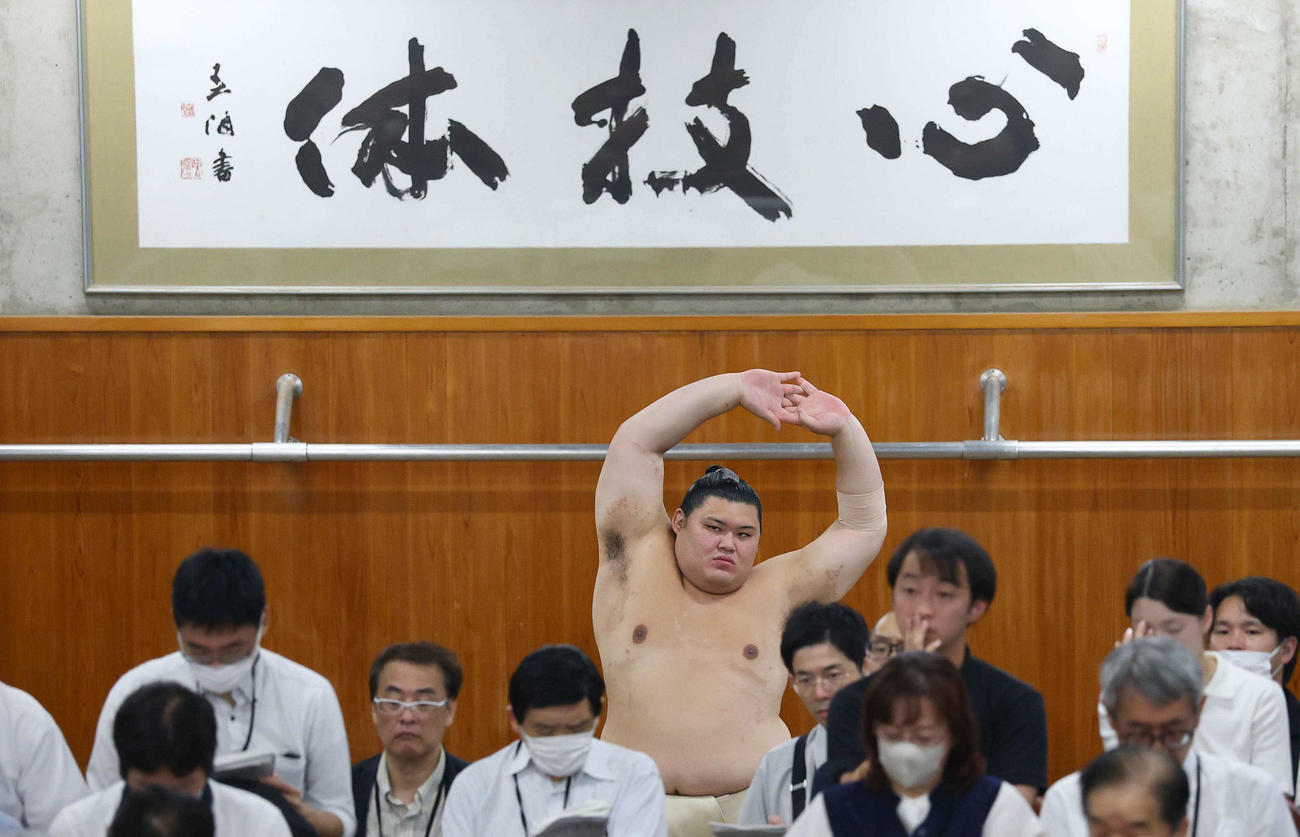 横綱審議委員会の稽古総見で汗を流す大の里（代表撮影）