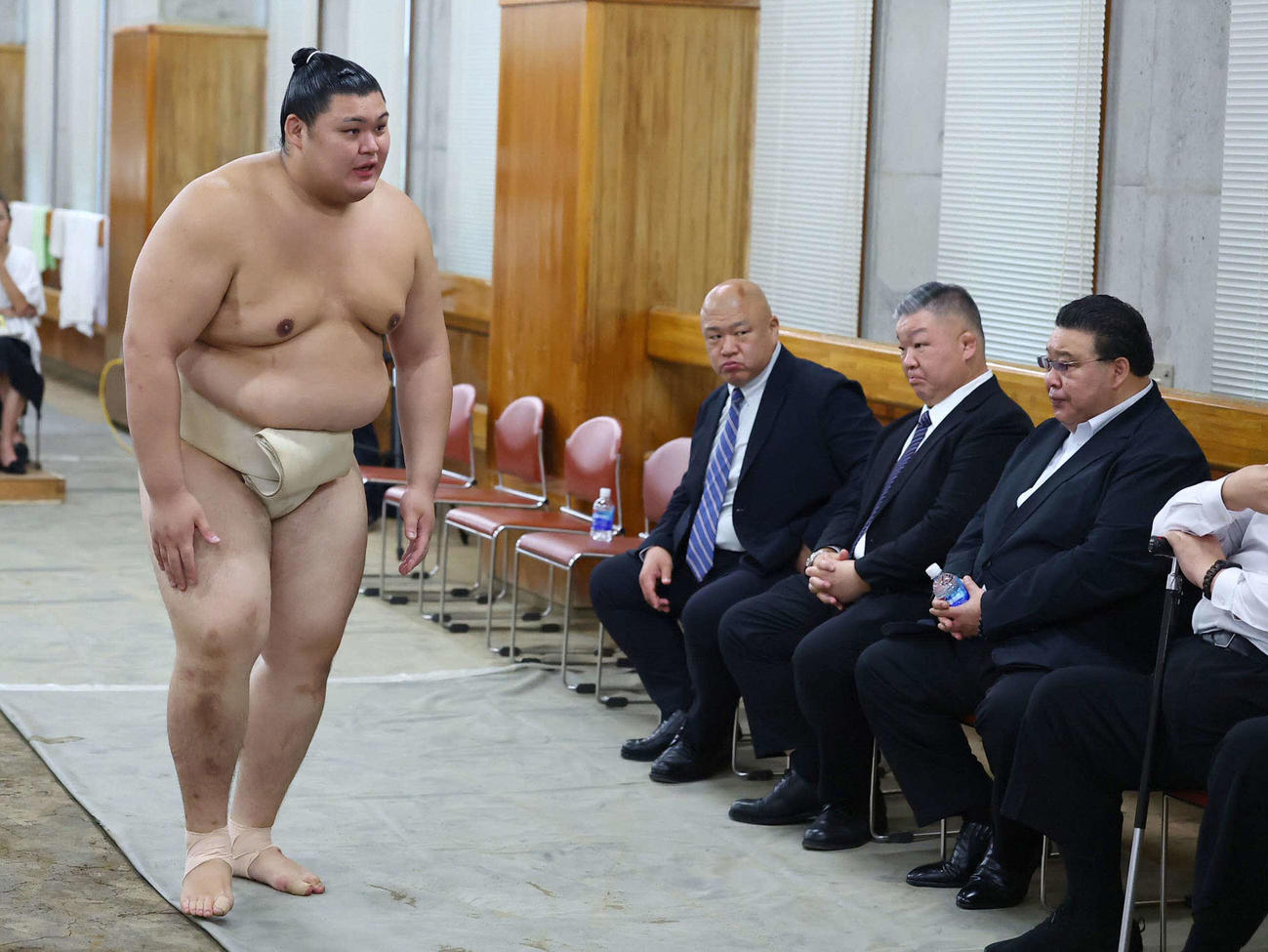 横綱審議委員会の稽古総見で親方らにあいさつする大の里（代表撮影）