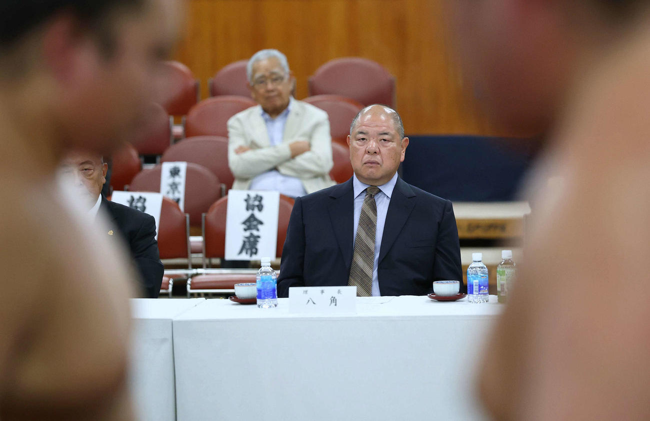 横綱審議委員会の稽古総見で取り組みを見つめる八角理事長（代表撮影）