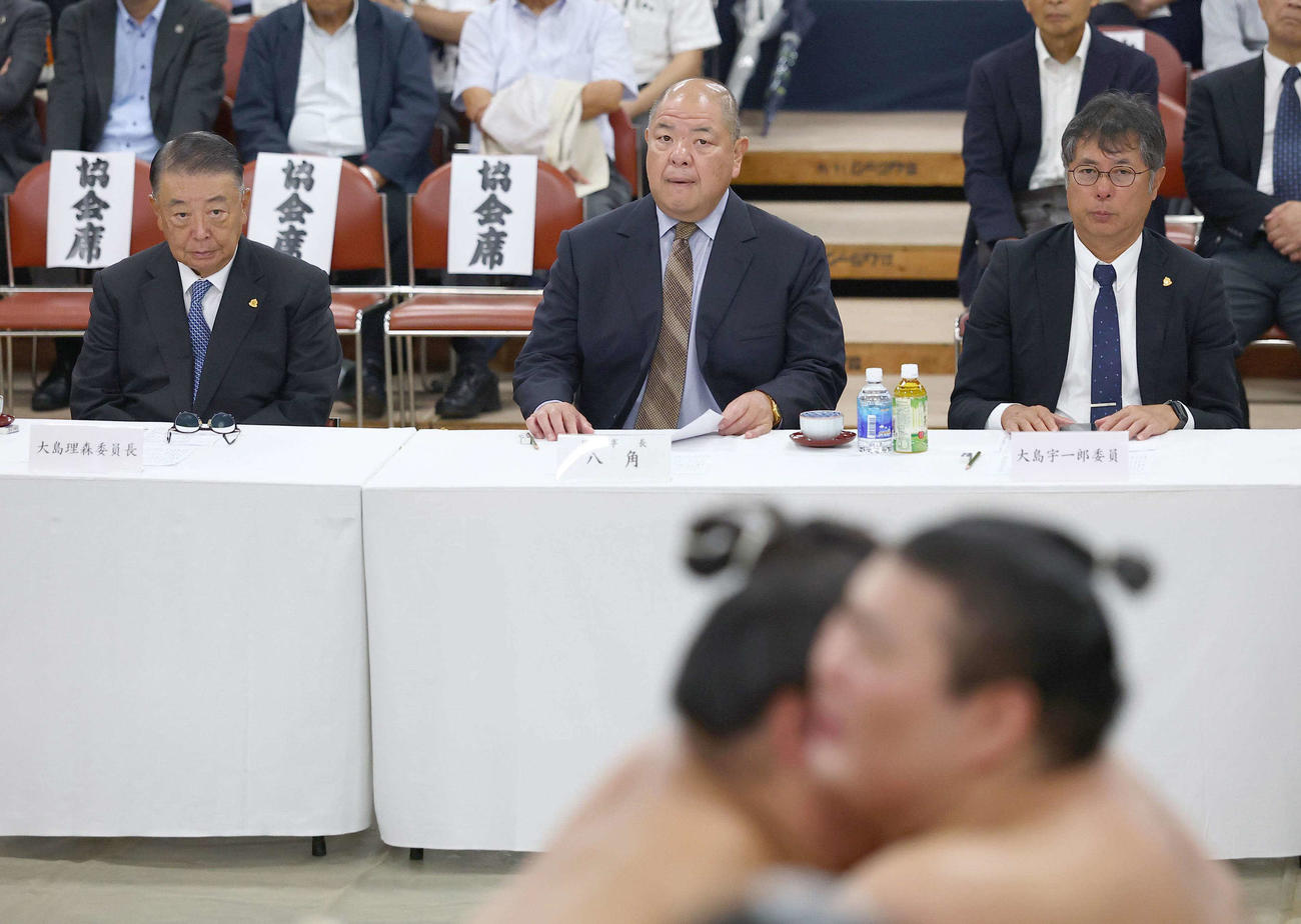 横綱審議委員会の稽古総見で取り組みを見つめる八角理事長（中央）（代表撮影）