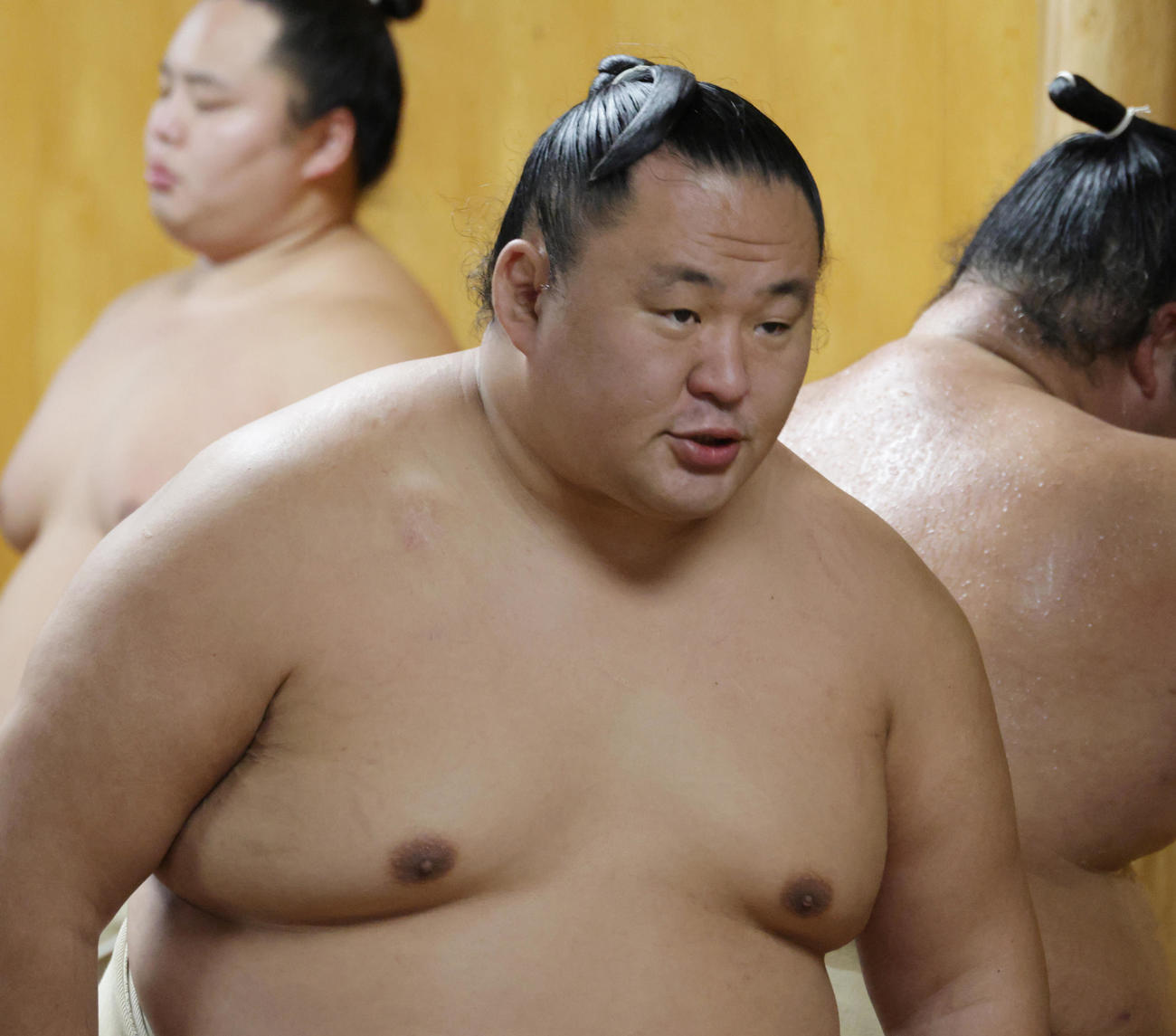親方衆にあいさつする玉鷲（撮影・中島郁夫）