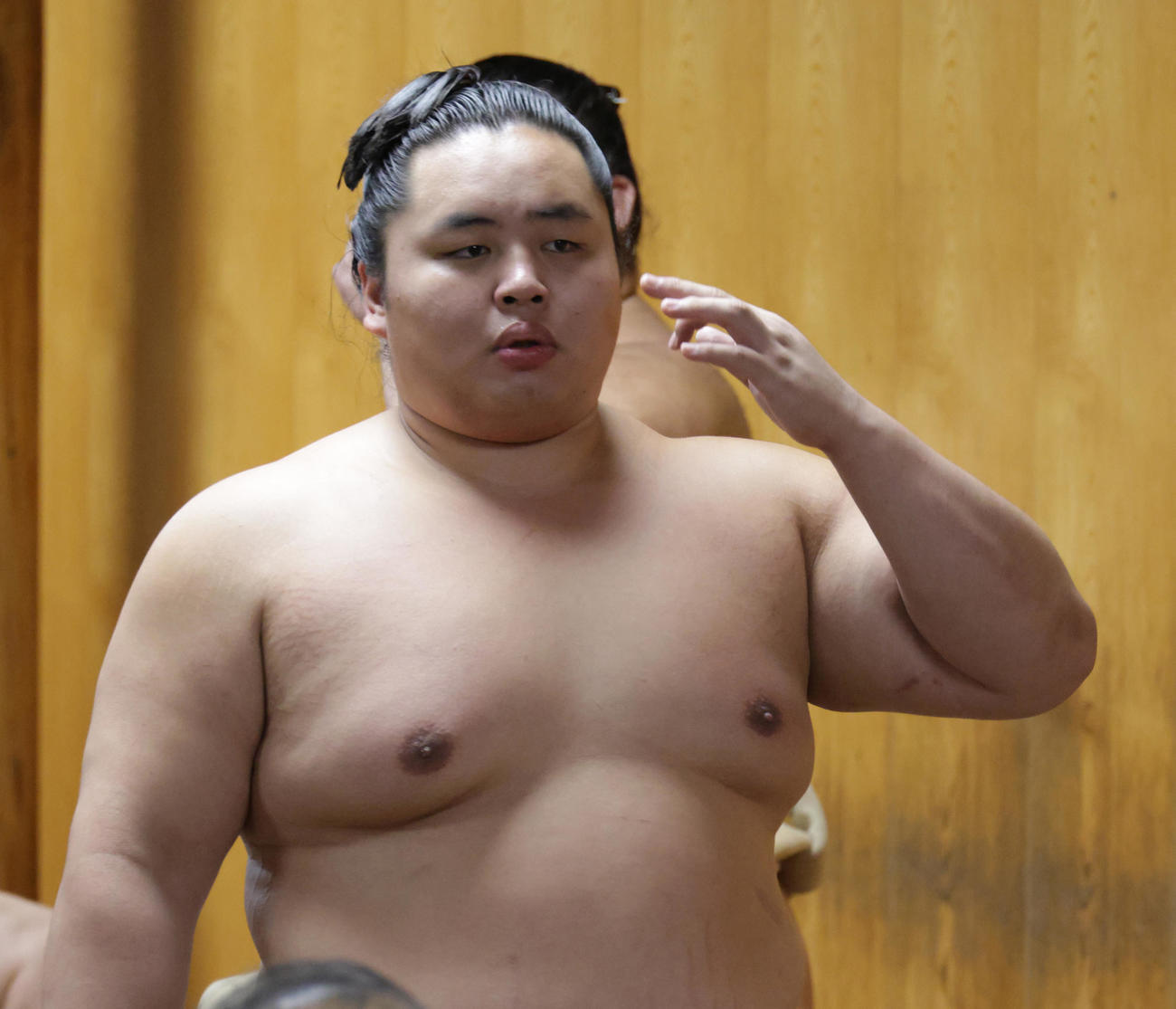 親方衆にあいさつに向かう琴勝峰（撮影・中島郁夫）