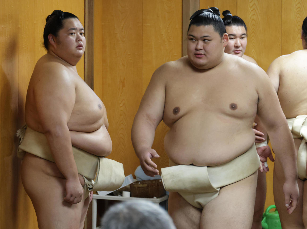 部屋に到着した大の里（右）を見る琴桜（撮影・中島郁夫）