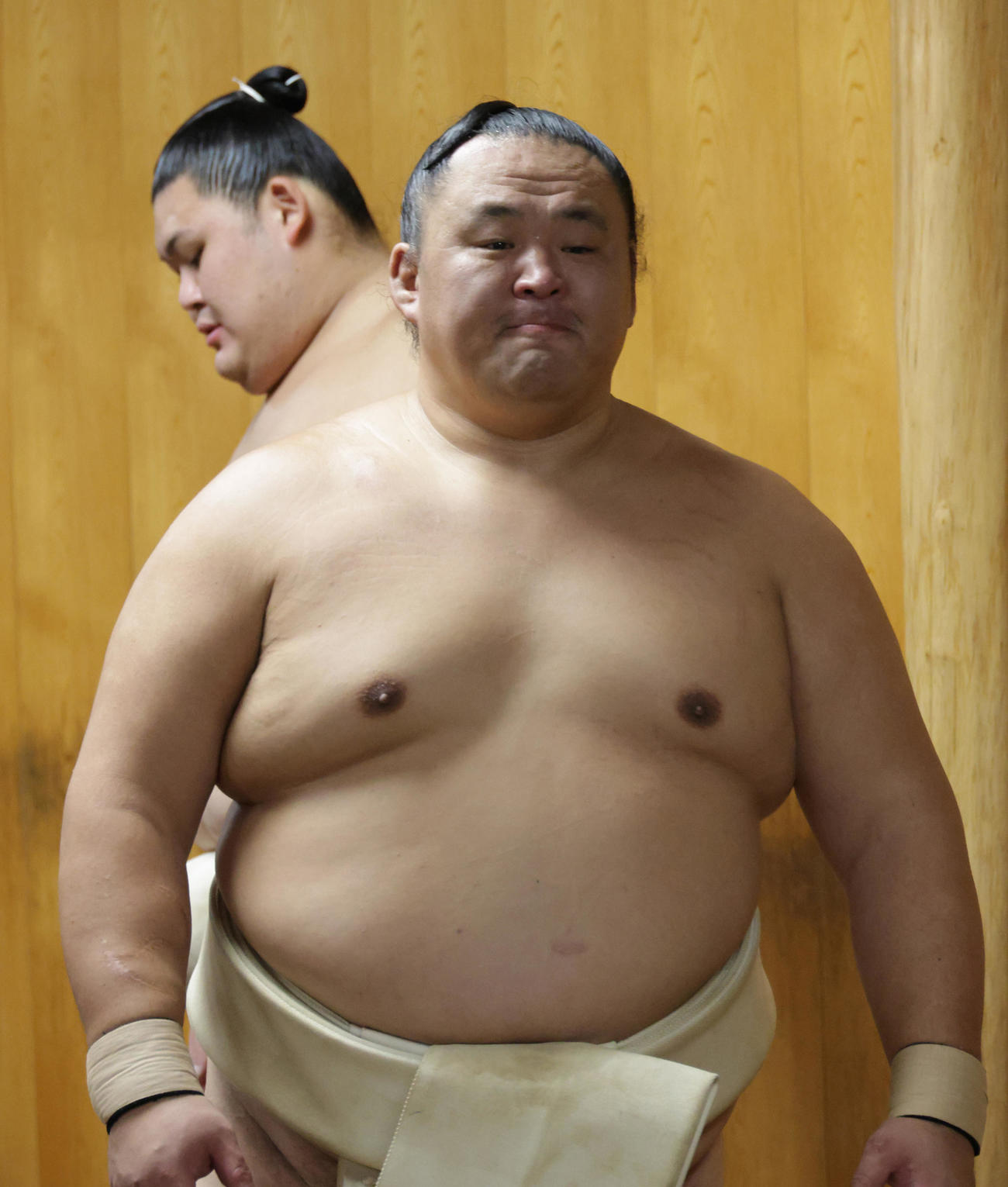 親方衆にあいさつに向かう玉鷲。左は大の里（撮影・中島郁夫）
