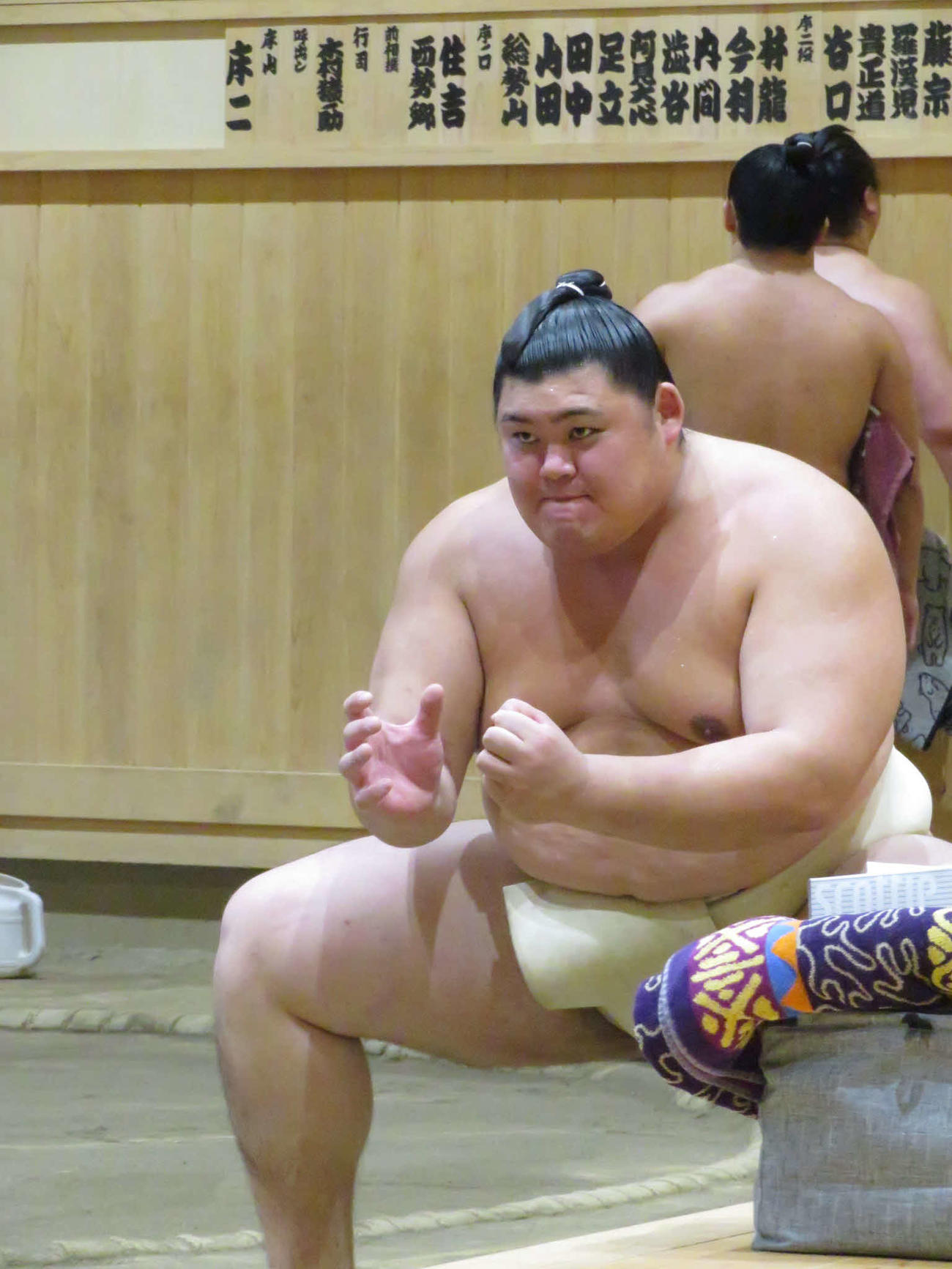 部屋での稽古ですり足を繰り返した大の里