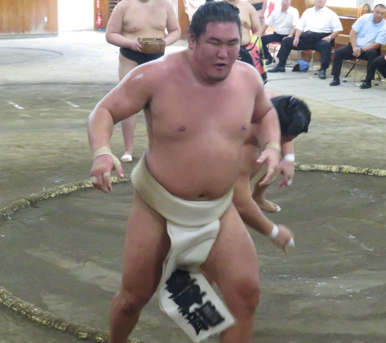 時津風一門の連合稽古に一門外から参加した豊昇龍（手前）は、初めて胸を合わせた藤ノ川にいきなり敗れ、面食らったような表情を見せた