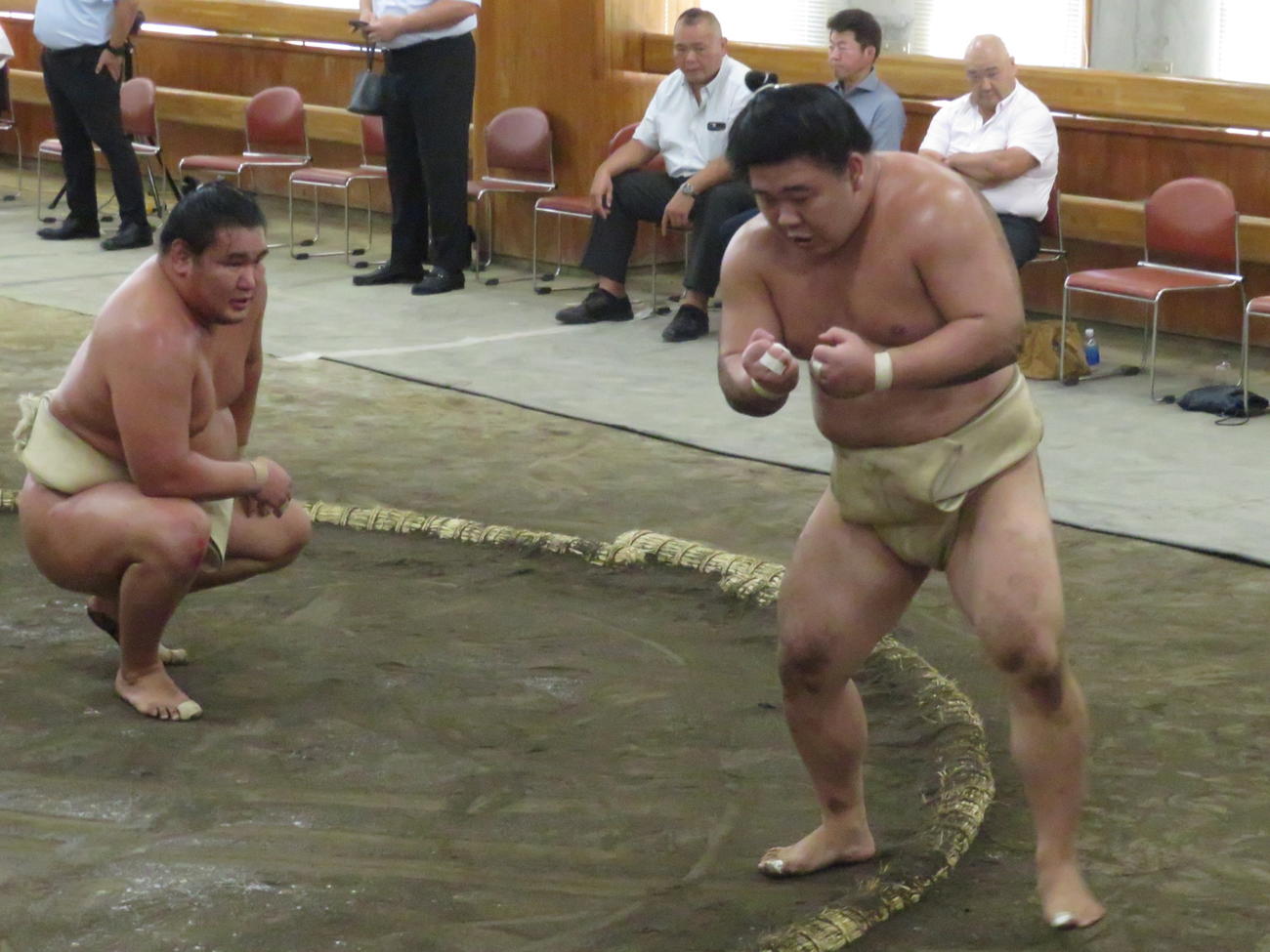 時津風一門の連合稽古の最後に、ぶつかり稽古で豊昇龍（手前左）に胸を出してもらった藤ノ川（同右）。後方右端は藤ノ川の父の甲山親方