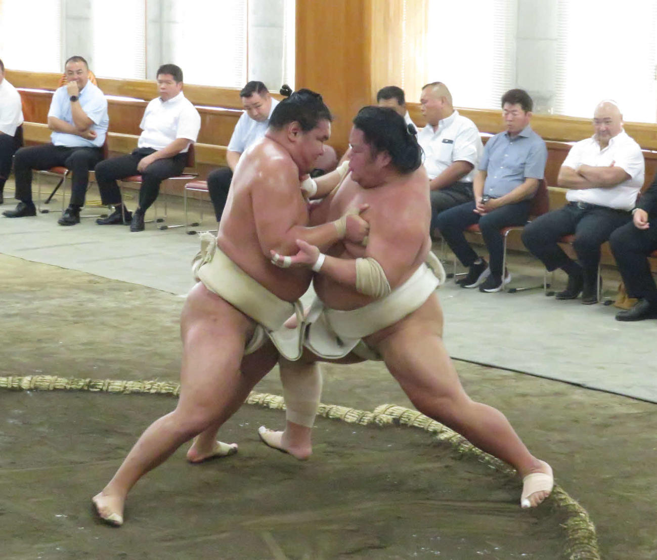 時津風一門の連合稽古に一門外から参加した豊昇龍（手前左）は、大栄翔（同右）を指名して稽古を重ねた