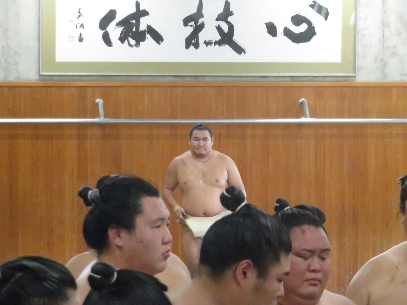 時津風一門の連合稽古に一門外から参加した豊昇龍は、準備運動しながら関取衆の申し合いを遠くから見つめた