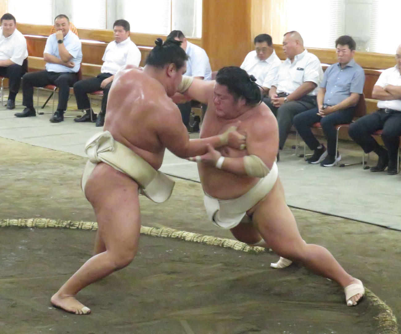 時津風一門の連合稽古で、豊昇龍（手前左）と稽古を重ねた大栄翔（同右）