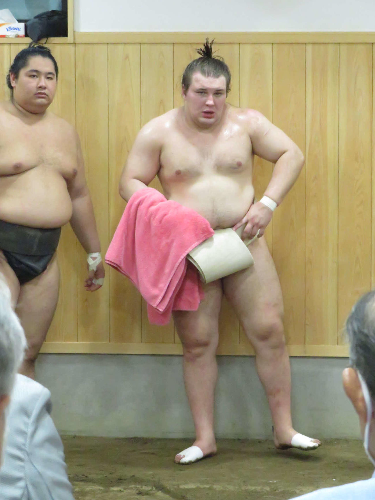 三番稽古後、呼吸を整える安青錦（右）