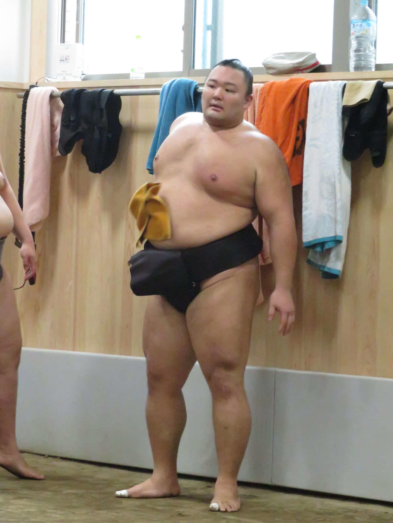 「至極色」の新たな締め込みを着けて稽古に臨んだ朝乃山