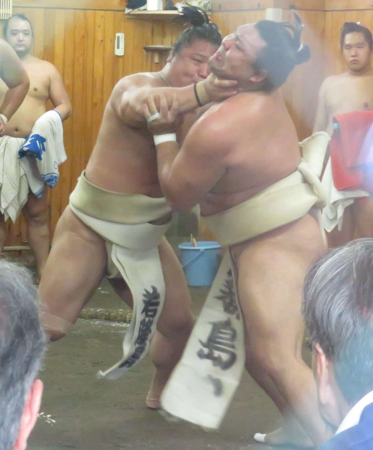 出稽古に来た霧島（右）を、のど輪で押し込む若隆景