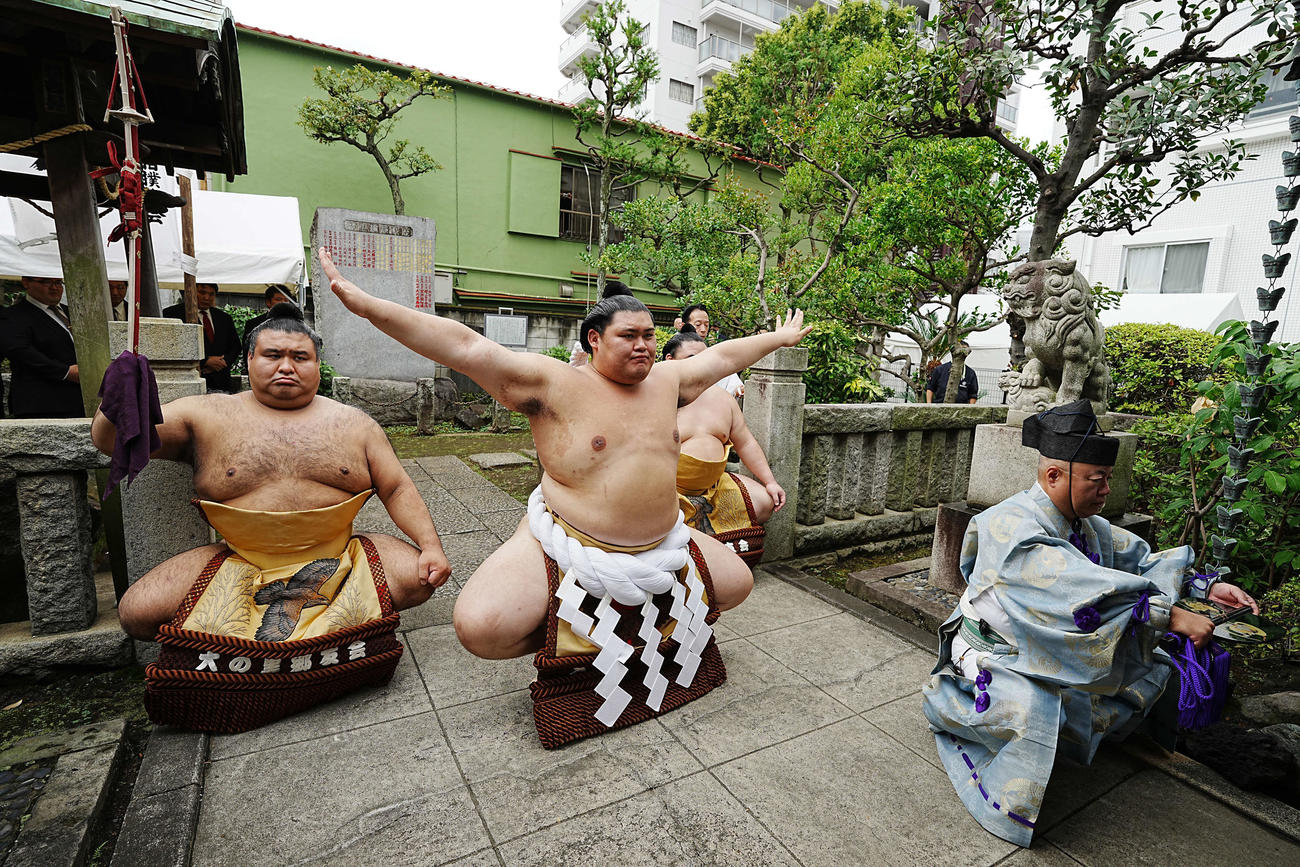 横綱大の里奉納土俵入り　野見宿禰神社で奉納土俵入りに臨む横綱大の里（中央）（撮影・小沢裕）