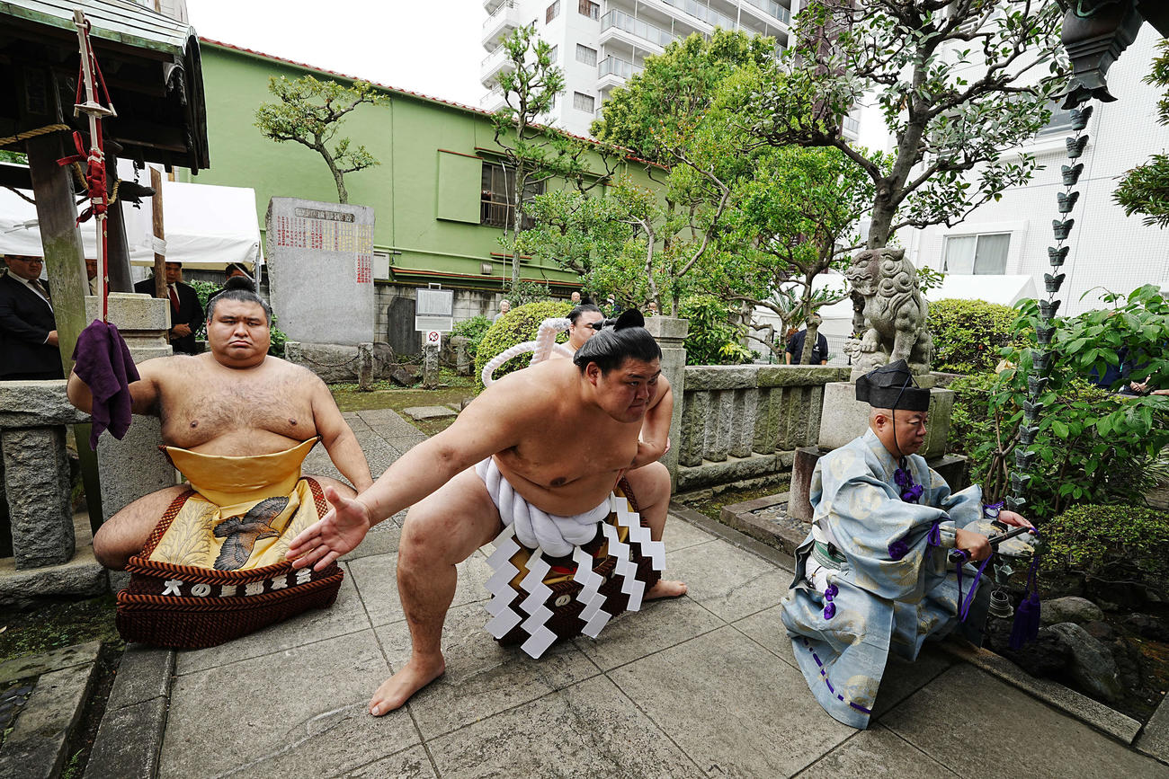 横綱大の里奉納土俵入り　野見宿禰神社で奉納土俵入りに臨む横綱大の里（中央）（撮影・小沢裕）