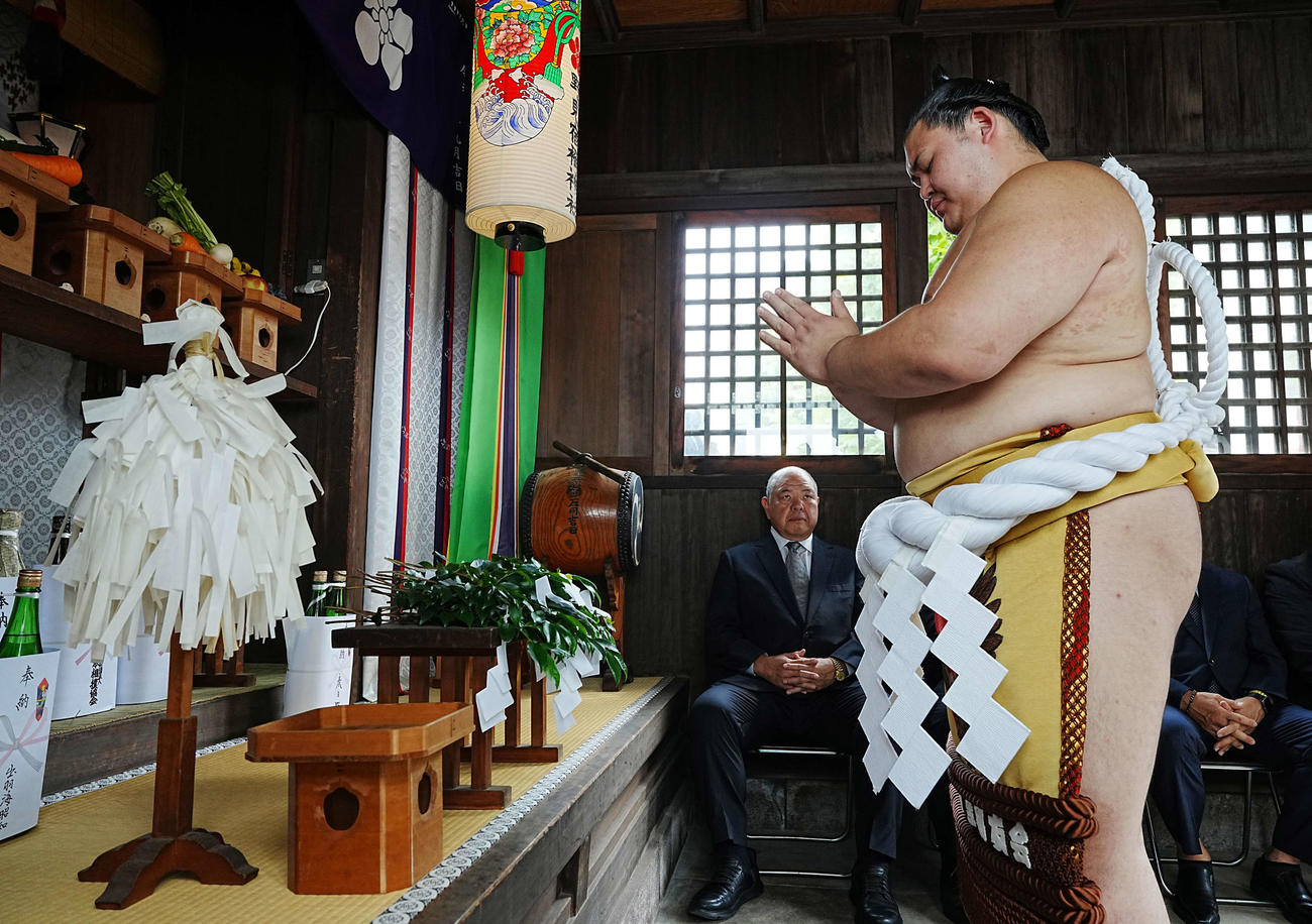 横綱大の里奉納土俵入り　野見宿禰神社に参拝する横綱大の里（撮影・小沢裕）