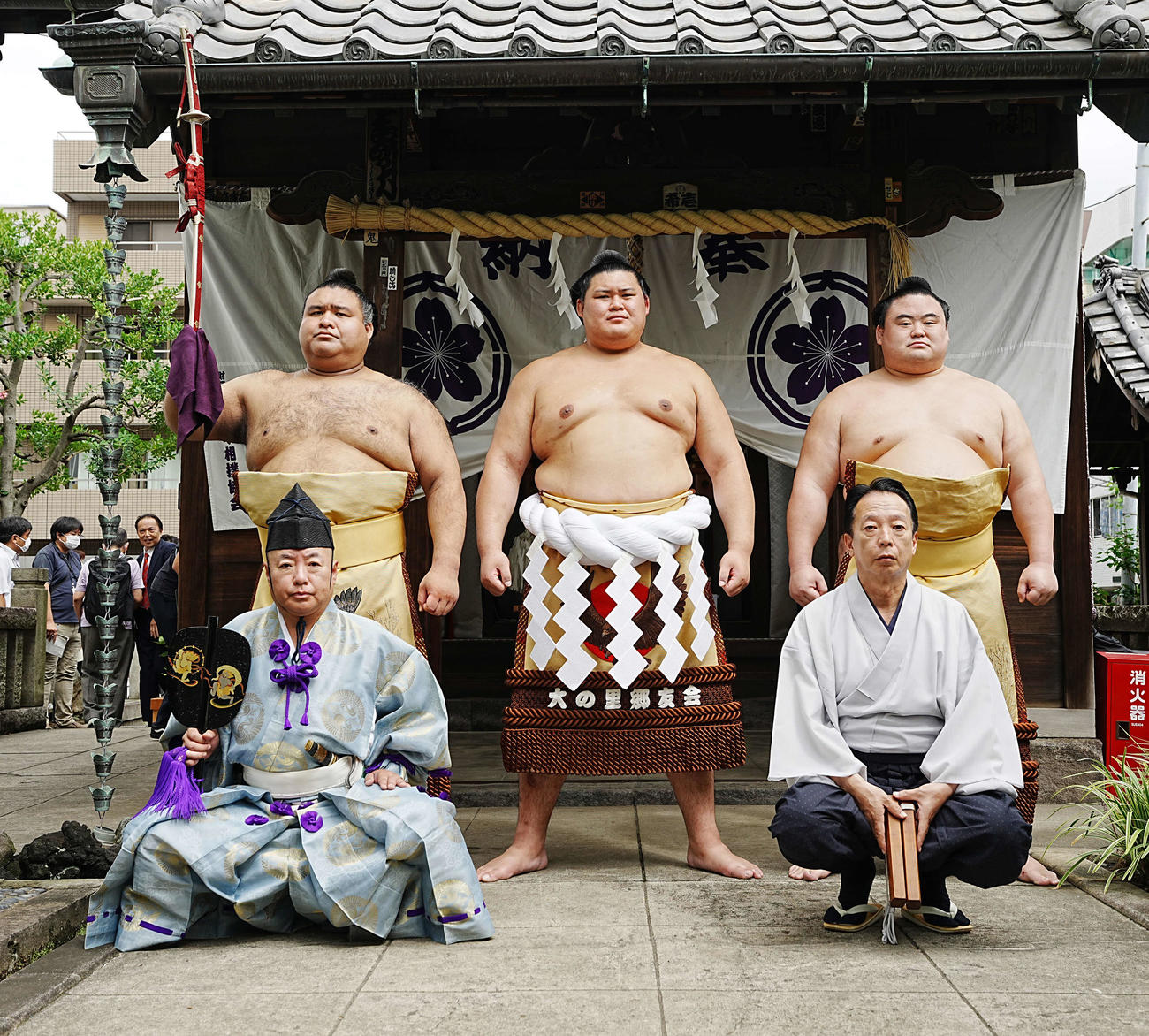 横綱大の里奉納土俵入り　野見宿禰神社で奉納土俵入りに臨んだ横綱大の里（中央）（撮影・小沢裕）