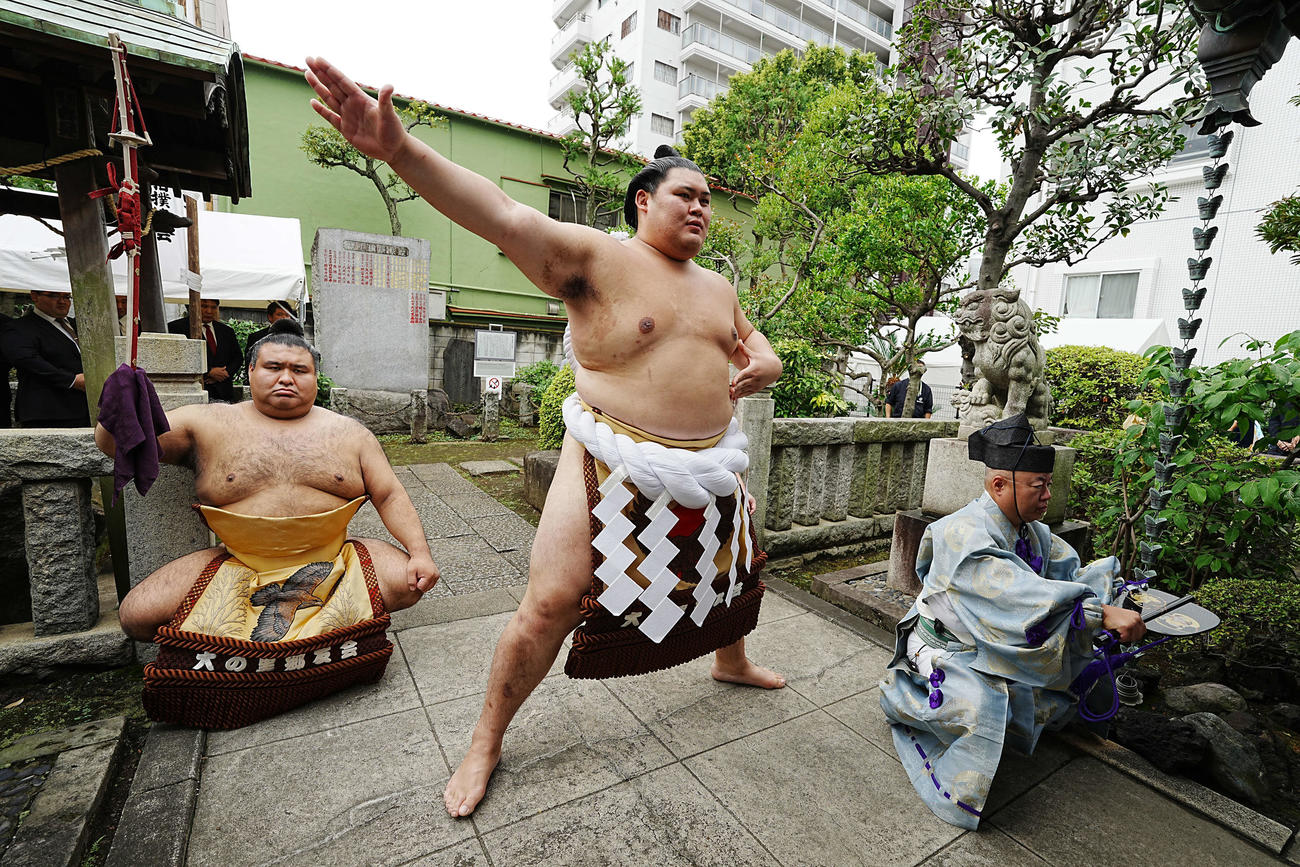 横綱大の里奉納土俵入り　野見宿禰神社で奉納土俵入りに臨む横綱大の里（中央）（撮影・小沢裕）