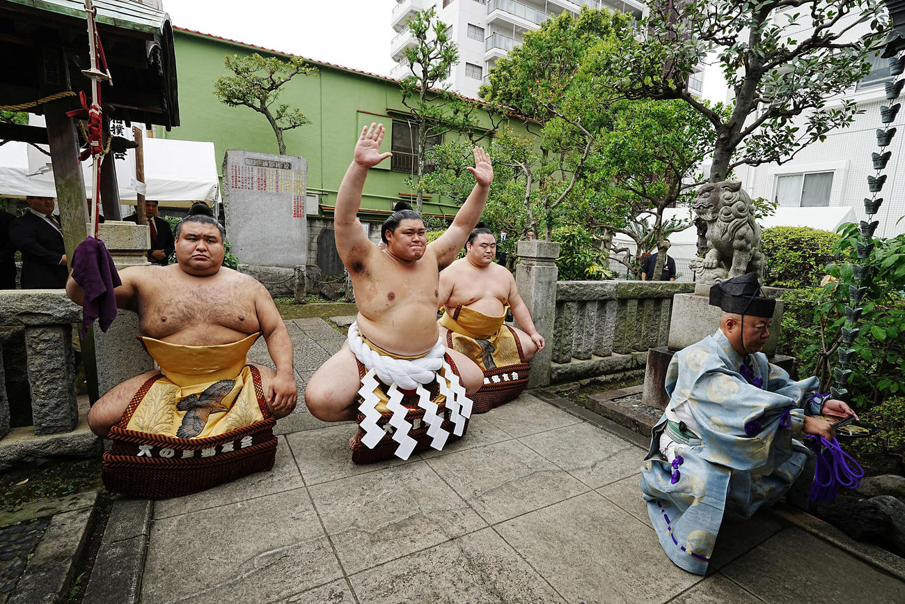横綱大の里奉納土俵入り　野見宿禰神社で奉納土俵入りに臨む横綱大の里（中央）、左は太刀持ちの高安、右は露払いの隆の勝（撮影・小沢裕）
