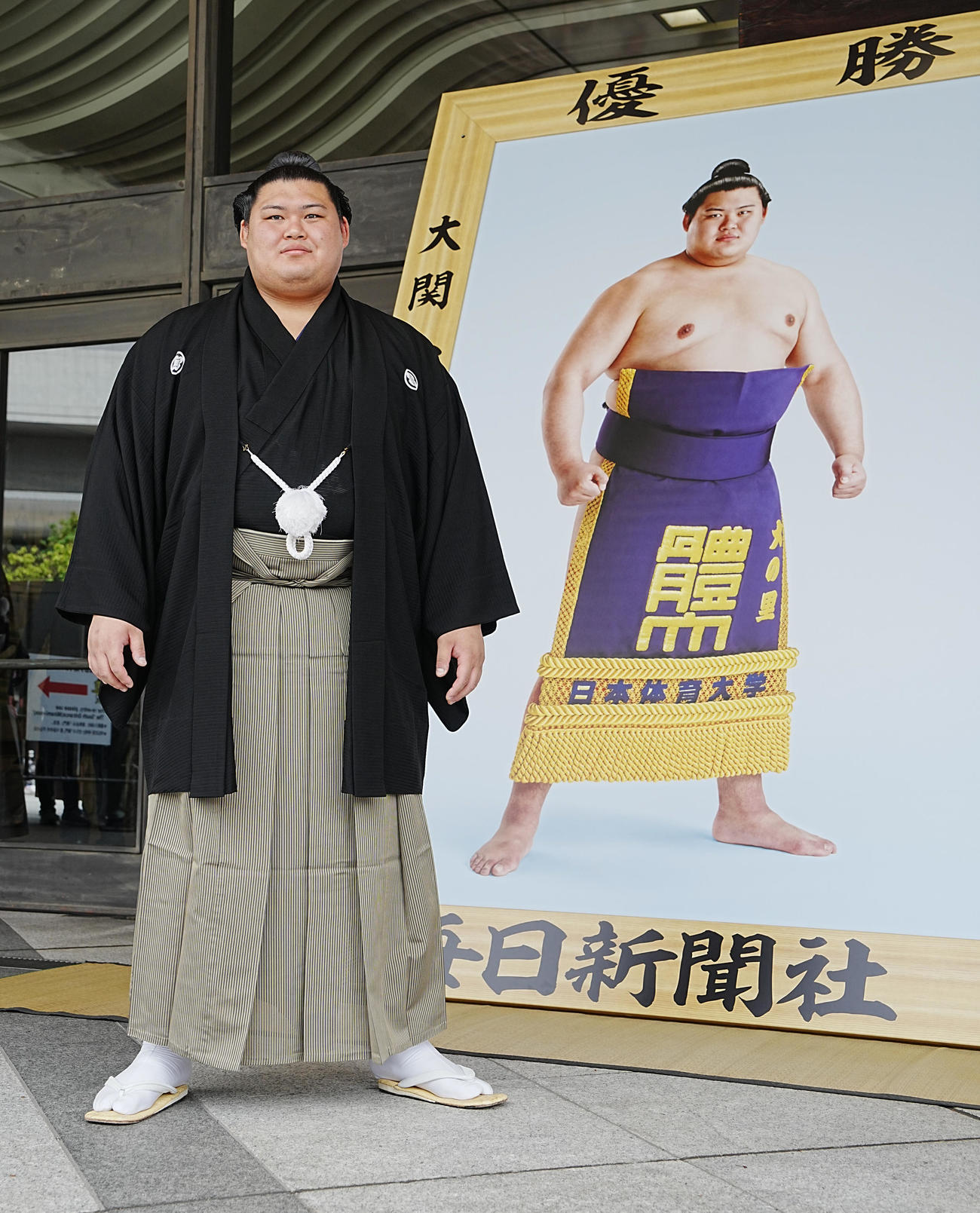 優勝額贈呈式を終え記念撮影に臨む夏場所優勝の大の里（撮影・小沢裕）