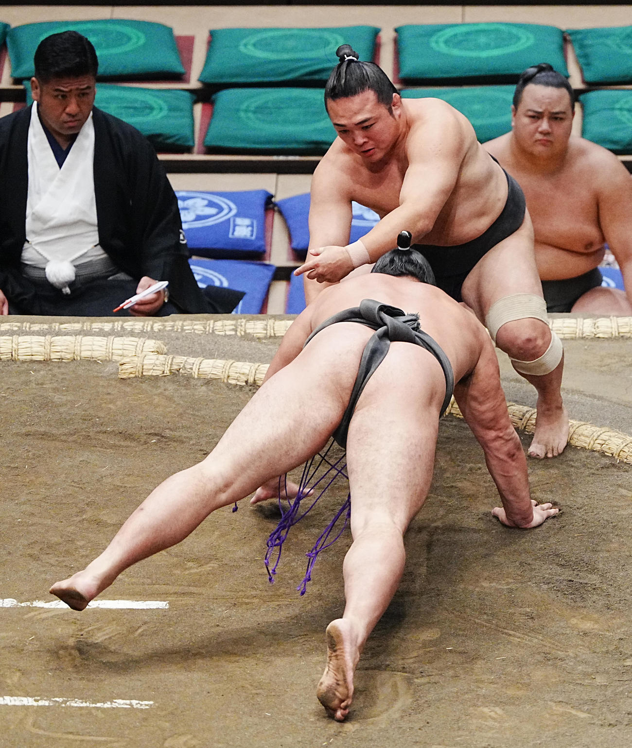 大相撲秋場所初日　炎鵬は引き落としで日向龍（手前）を破る（撮影・小沢裕）