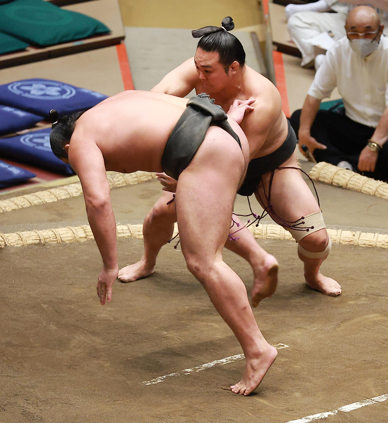 日向龍（左）をかわす炎鵬（撮影・中島郁夫）