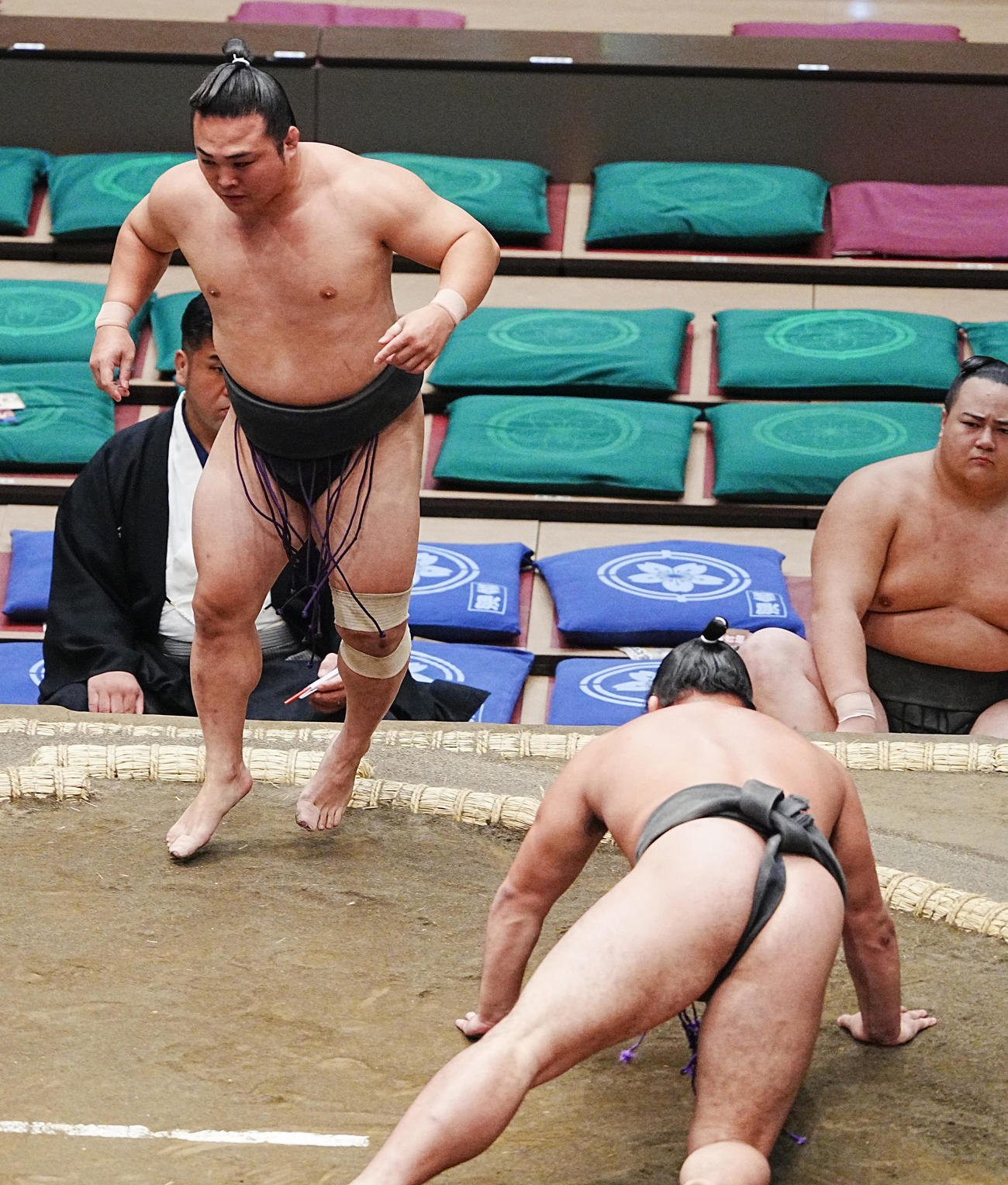 大相撲秋場所初日　炎鵬は引き落としで日向龍（手前）を破る（撮影・小沢裕）