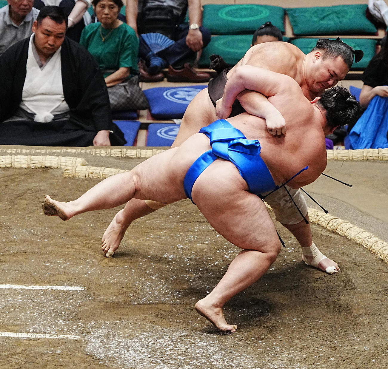 大相撲秋場所初日　朝乃山は旭海雄（手前）をすくい投げで破る（撮影・小沢裕）