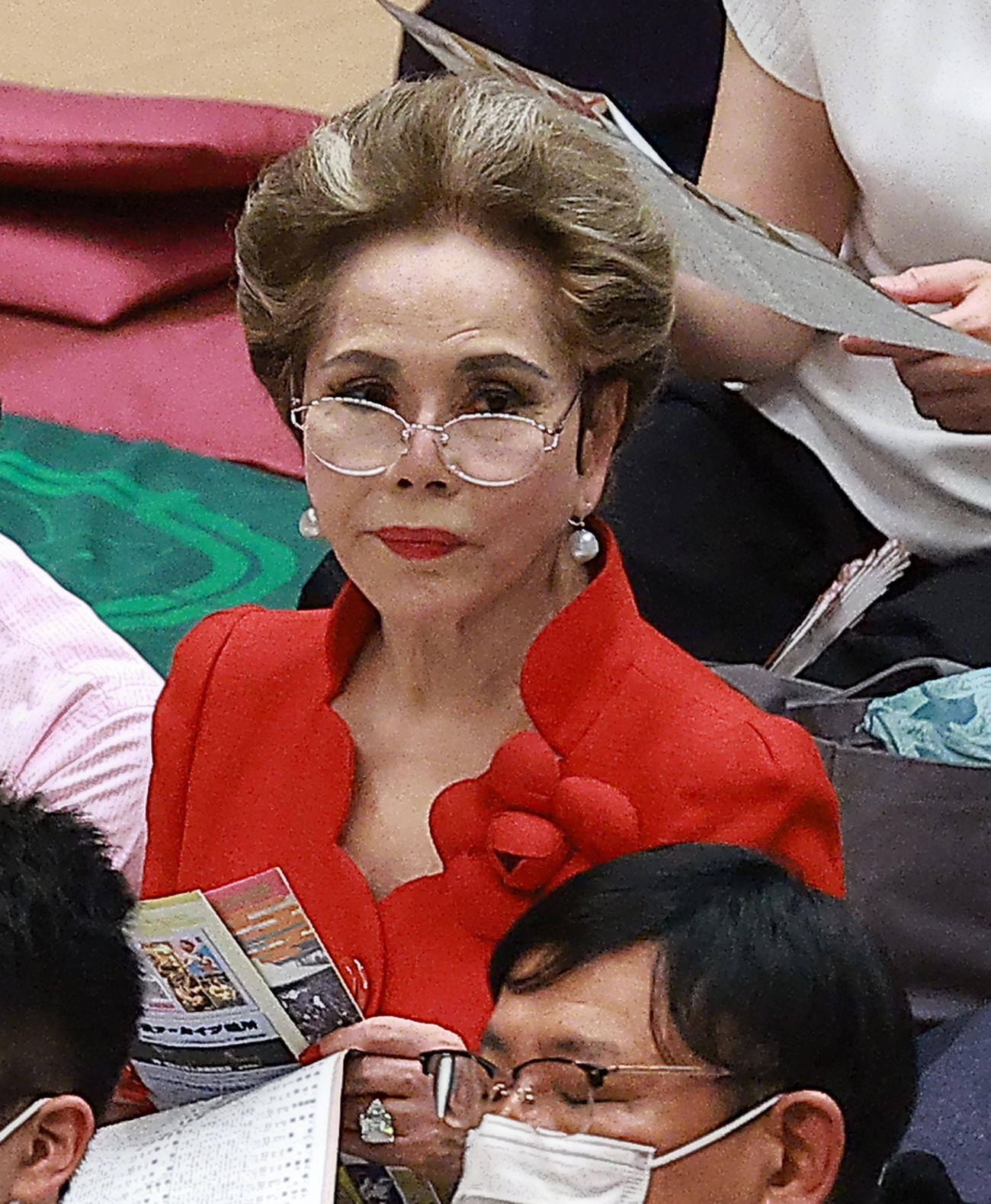 デヴィ夫人と思われる観客（撮影・中島郁夫）