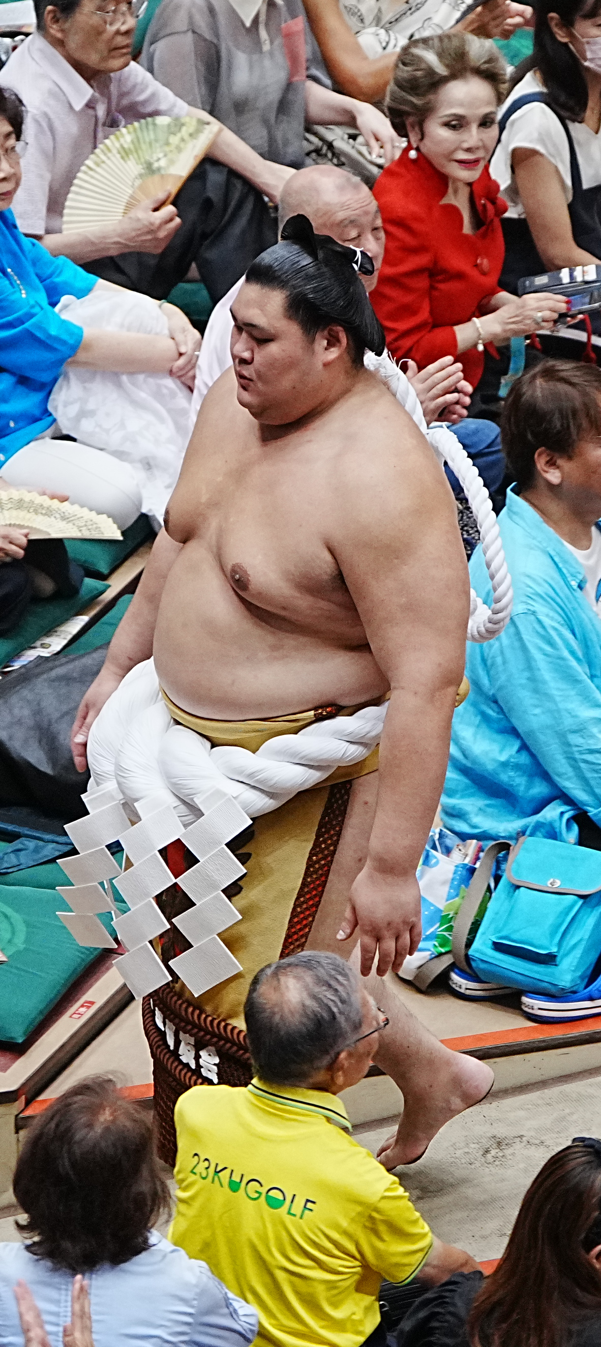 大相撲秋場所初日　横綱土俵入りを終え花道を引き揚げる大の里。後方右はスカルノ・デヴィ夫人（撮影・小沢裕）