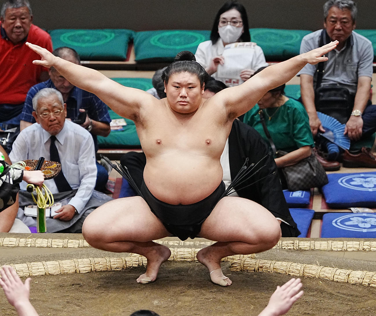 大相撲秋場所初日　塵手水（ちりちょうず）を切る西ノ龍（撮影・小沢裕）