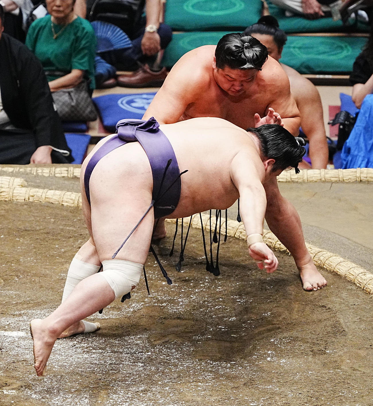 大相撲秋場所初日　朝白龍は風賢王（手前）を突き落としで破る（撮影・小沢裕）
