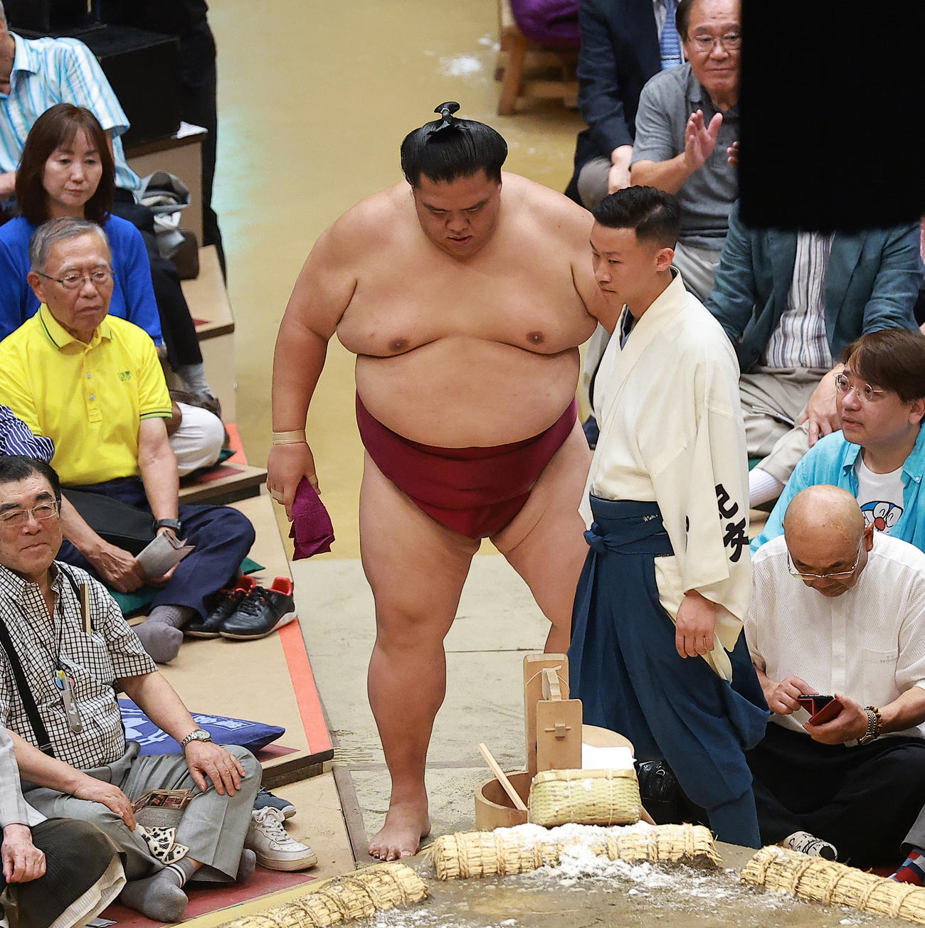 土俵に一礼する御嶽海（撮影・中島郁夫）