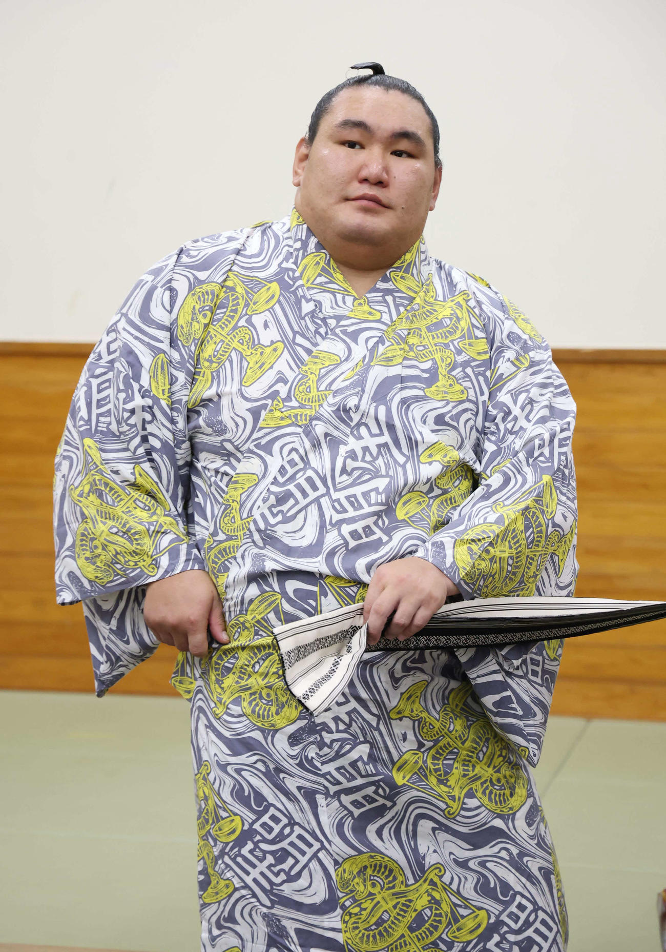 初日を白星で飾り支度部屋を引き揚げる豊昇龍