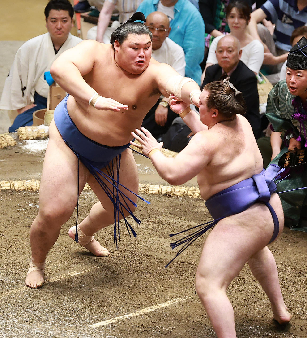 安青錦に張り手を浴びせる大の里（左）（撮影・中島郁夫）