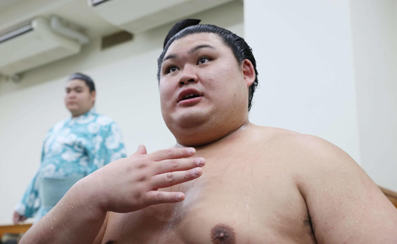 初日を白星で飾り支度部屋で取材に応える大の里