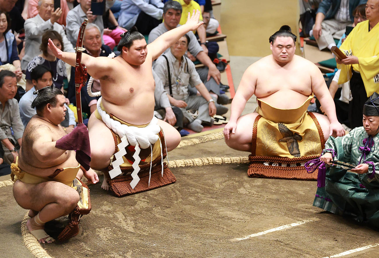 横綱土俵入りを披露する大の里（中央）。太刀持ち高安（左）、露払い隆の勝（撮影・中島郁夫）