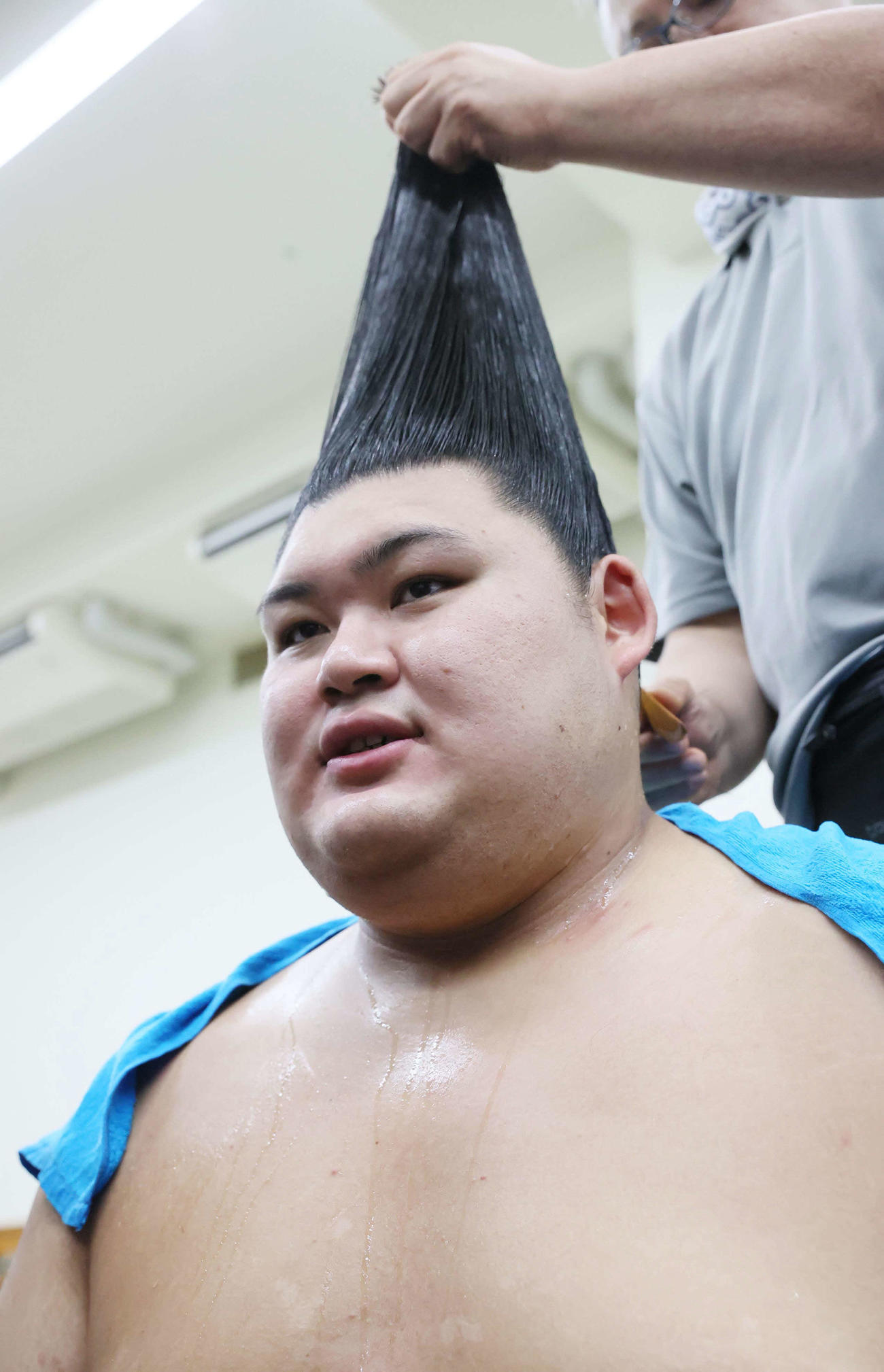 初日を白星で飾り支度部屋で取材に応える大の里