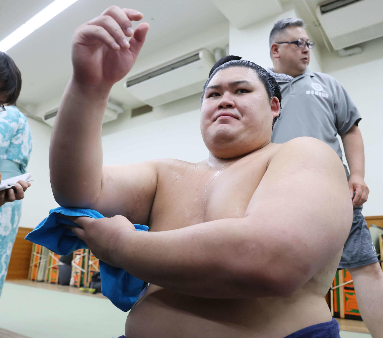 初日を白星で飾り支度部屋で取材に応える大の里