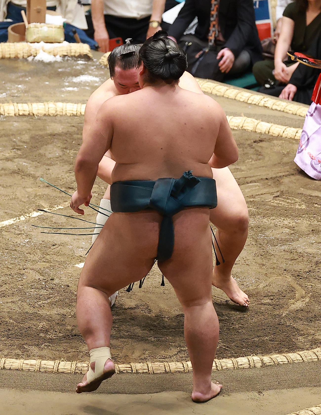 錦木（右）を押し出しで破る友風（撮影・中島郁夫）