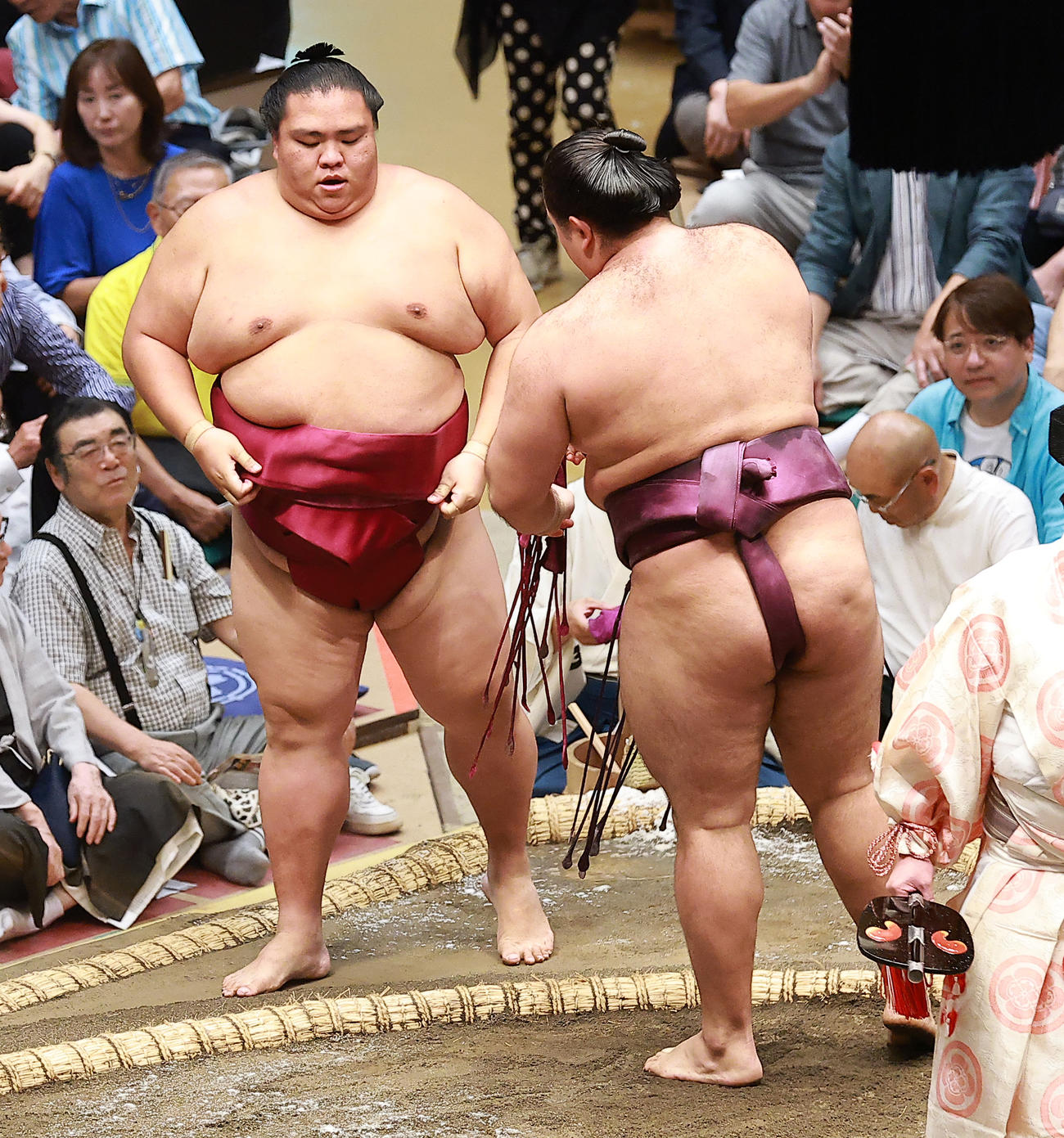 狼雅（右）に寄り切りで敗れた御嶽海（撮影・中島郁夫）